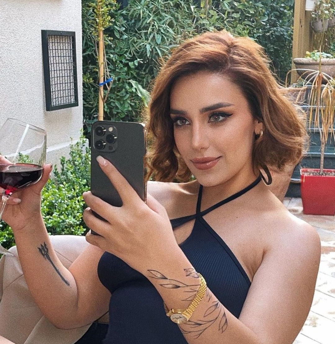 Tea publikon foto me ‘sheikun’ që po e shoqëron, nuk i bëhet vonë për asgjë!
