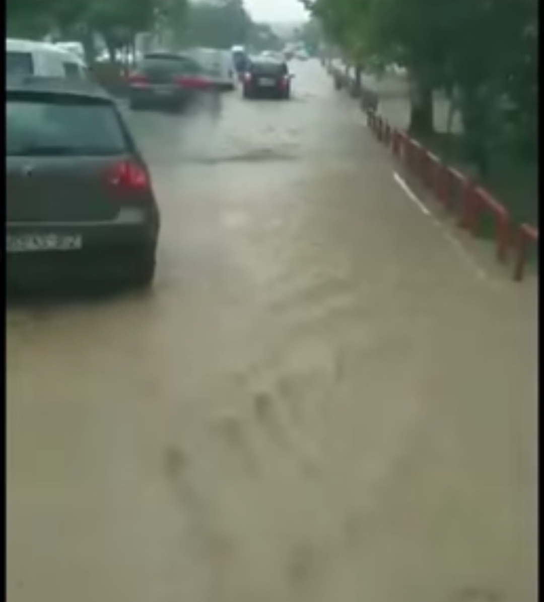 Reshjet e dendura të shiut në Prishtinë, përmbytet rruga “Agim Ramadani” në kryeqytet