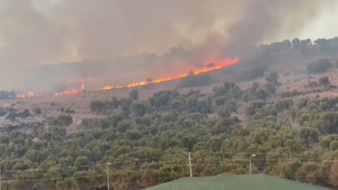 Situata del jashtë kontrollit në Ksamil, vatra e zjarrit shumë pranë banesave