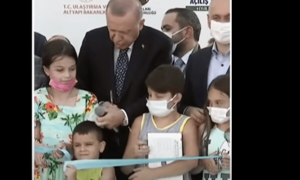 Erdogani e godet vogëlushin në kokë, e preu para tij shiritin e inagurimit