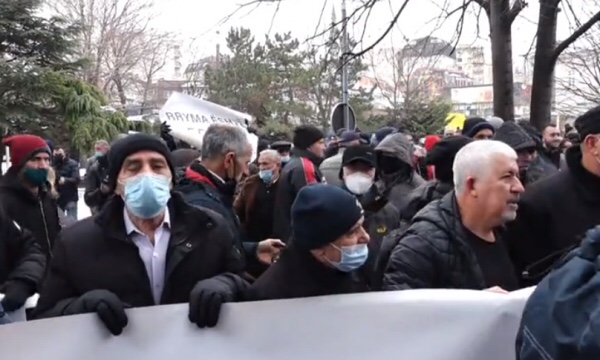 Plaku në protestë, i drejtohet Kurtit: Albin hajni, të kallxojmë na ty me t’29’tin
