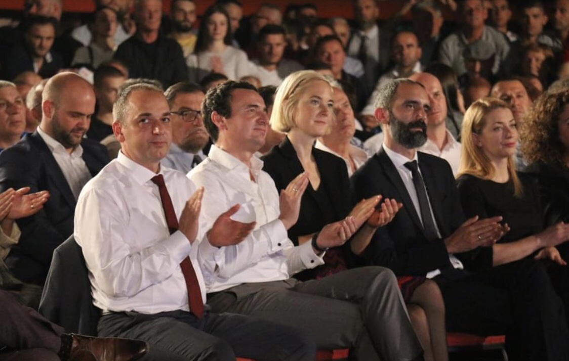 Deputeti që fotografohej në autobus, del një prej “kampionëve të shpenzimeve” për karburante