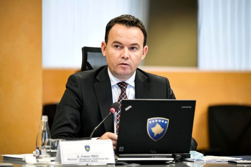 Faton Peci shetit familjarët e tij me veturën zyrtare