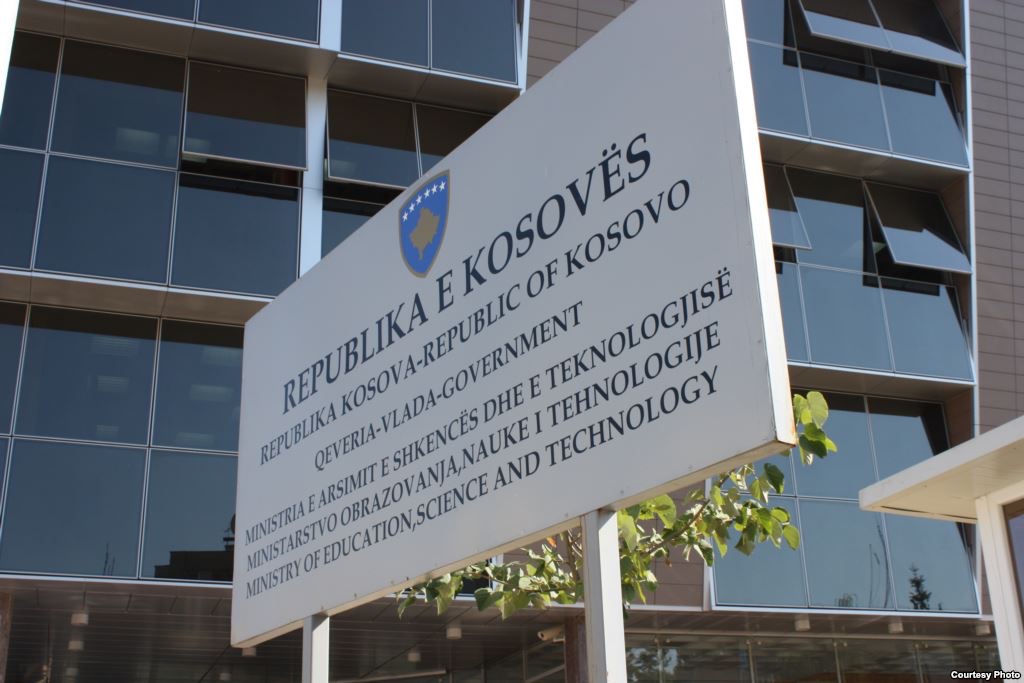 “Gjakderdhje financiare” në Ministrinë e Arsimit, shpërblehet me tender kompania më e shtrenjtë për 4000 euro