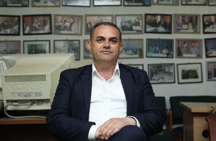 Pse gjithherë të përkëdhelur komuniteti joshumicë dhe pse mediet e këtij komuniteti nuk duhet të financohen tutje?