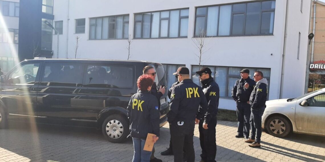 Emrat e policëve dhe doganierëve që u arrestuan sot