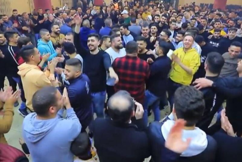 Palestinezët i këndojnë Putinit: Vriti ukrainasit e dhunojuani gratë! (VIDEO)