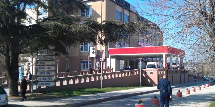 “Shite lopën e shpëtone babën në spital privat”- Kërkesa skandaloze e mjekut kosovar ndaj djemëve të pacientit që nuk kishin para