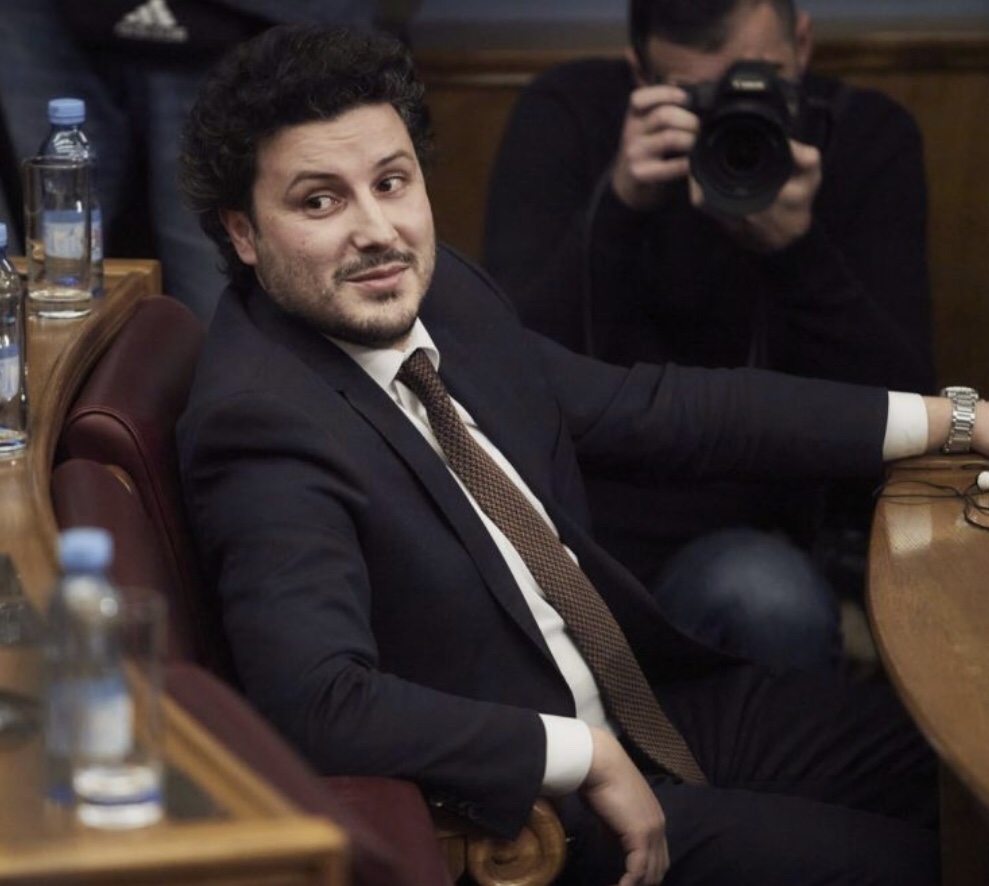 U kujtua se është shqiptar bash në ditën që u rrëzua: Rrëzimi i Abazoviqit zgjon reagime në Kosovë