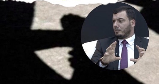 “Më shtyu, më rrëzoi përtoke dhe më ngrehi zhagë nëpër oborr”, detajet e denoncimit në polici nga e dashura e hoxhë Behar Mjekiqit