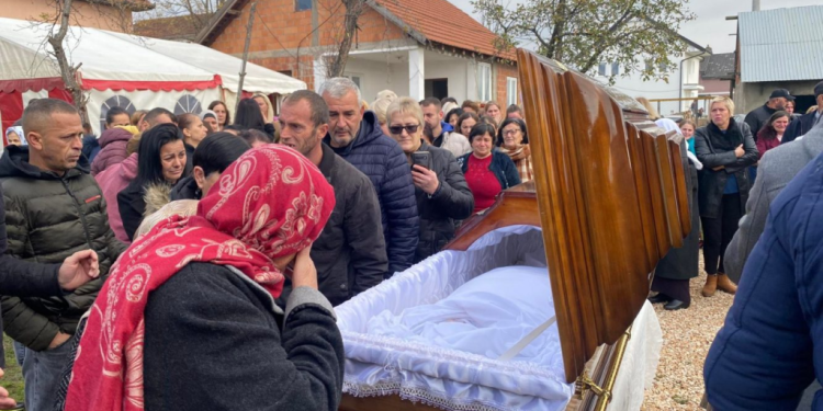 I jepet lamtumira shtatzënës së vrarë nga ish-burri i saj