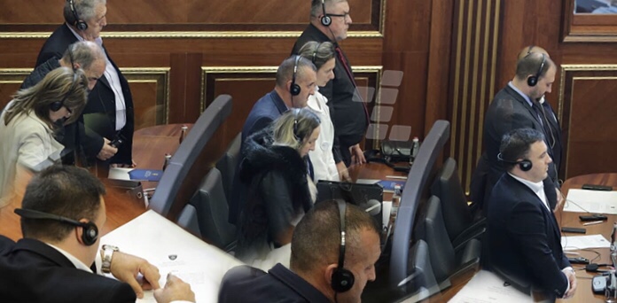 Mbi 1 mijë e 700 euro pagë në muaj për deputetët serbë që nuk shkojnë kurrë në Kuvend