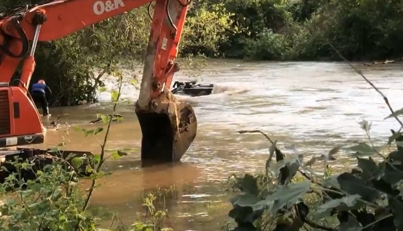 FOTO – Kështu duket vetura e nxjerrë nga lumi Lepenc