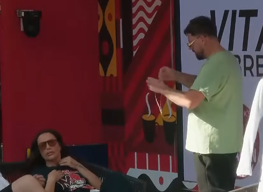 Mevlani i dhuron Drenushës varësen e tij