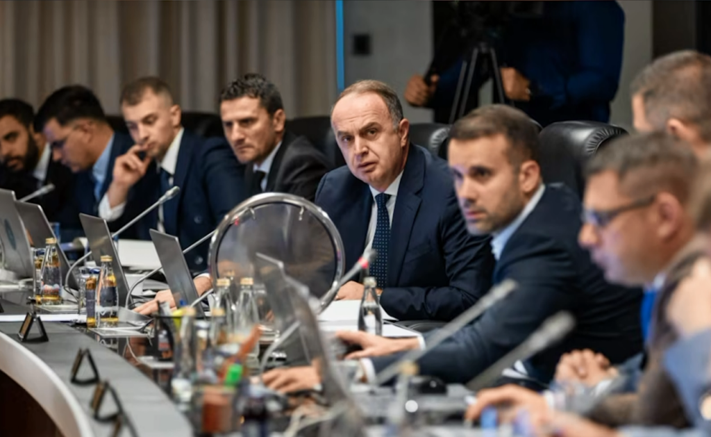 Pro-rusët kërcënojnë me largim zëvendëskryeministrin shqiptar të Malit të Zi, Nik Gjeloshajn