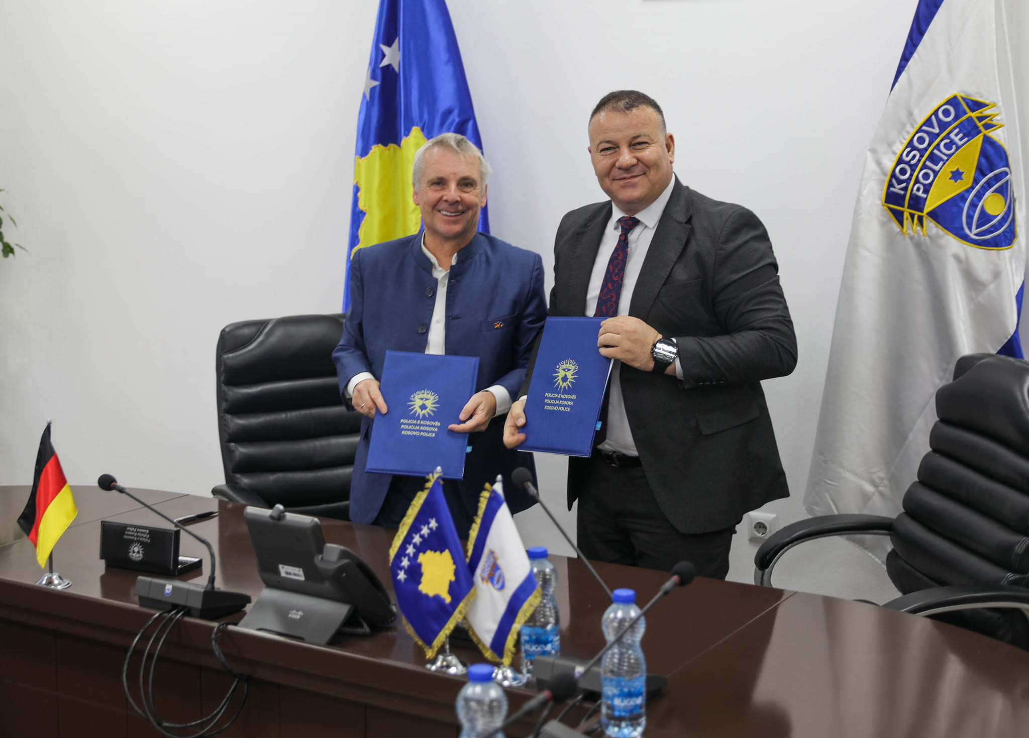 Gjermania ia dhuron dy automjete Policisë së Kosovës, do t’i përdorë Njësia FAST-ILECU