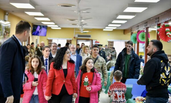 Osmani bashkë me dy vajzat e saja shkojnë për Krishtlindje në Bondsteel