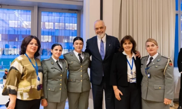 Edi Rama takon në Bruksel stafin ushtarak dhe civil të Shqipërisë në NATO-s: Krenar me ju