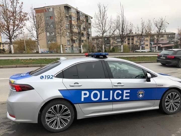 Mitrovicë: 30-vjeçari e sulmon një zyrtar policor, e godet me veturë