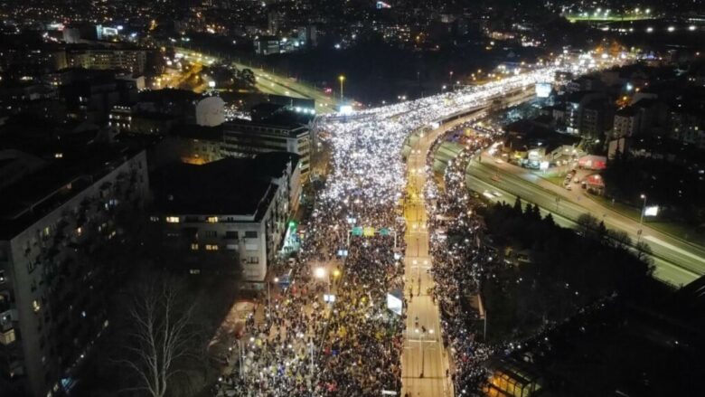 Studentët bllokojnë një nga nyjet më të mëdha të trafikut në Beograd, ja sa do të zgjasë