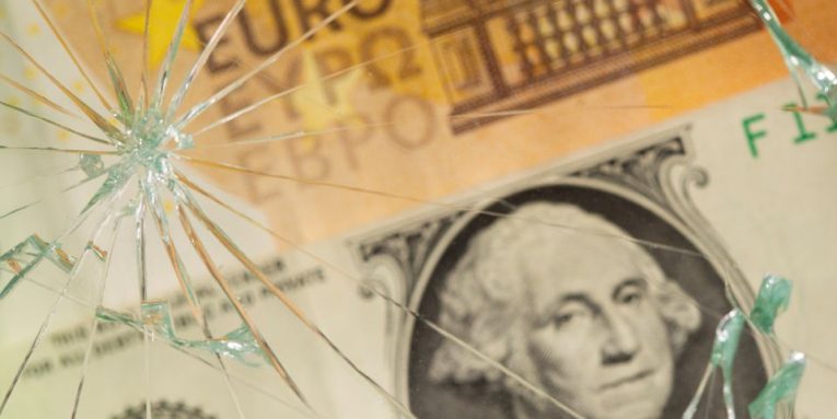 Dollari “mposht” valutat e tjera/ Arrin nivelin më të lartë në dy vite