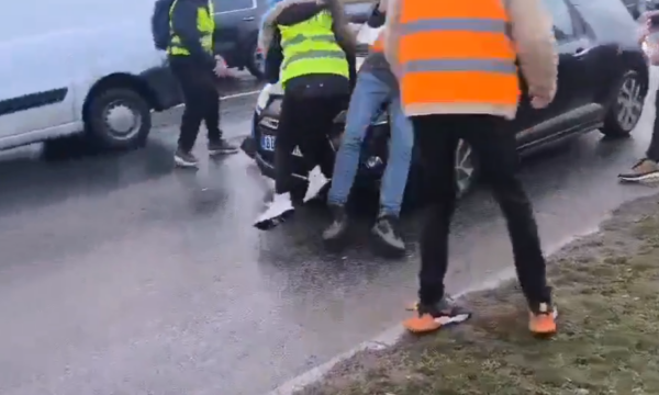 Pamje të rënda nga Beogradi, një veturë godet dy persona që po mbanin radhët në protestën e sotme