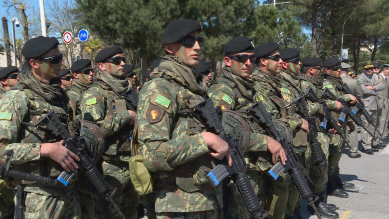 Rikthehen privilegjet për ushtarakët në Shqipëri, shpërblim në paga, shkollim dhe shtëpi në përdorim