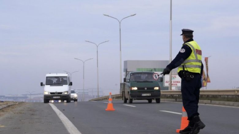 Mbi 2 mijë e 300 tiketa trafiku shqiptoi policia për 24 orë në Kosovë