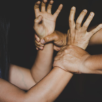 ndodh-edhe-kjo:-vushtrriasi-e-rrah-gruan-pasi-i-preu-floket-pa-e-pyetur