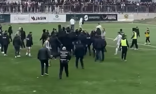 Përleshja mes tifozëve në ndeshjen Liria-Vëllaznimi, lëndohen dy persona