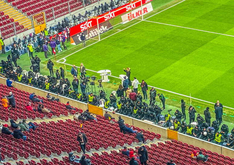 Derbi Galatasaray-Fenerbahçe në masa të rrepta sigurie, mbi 30 mijë policë në detyrë për derbin turk