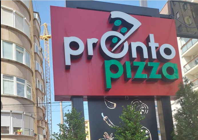 Klienti e sulmon kamerierin e Pronto Pizza në Fushë Kosovë, thotë se i transmetoi energji negative