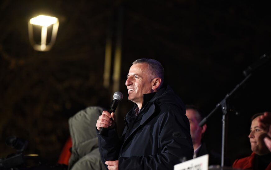 Hysen Durmishi nga Prizreni shpall fitoren e Vetëvendosjes! (VIDEO)