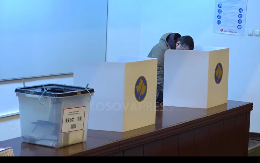 Podujevë: E fotografoi votën, sulmoi policët, u përdor edhe spreji