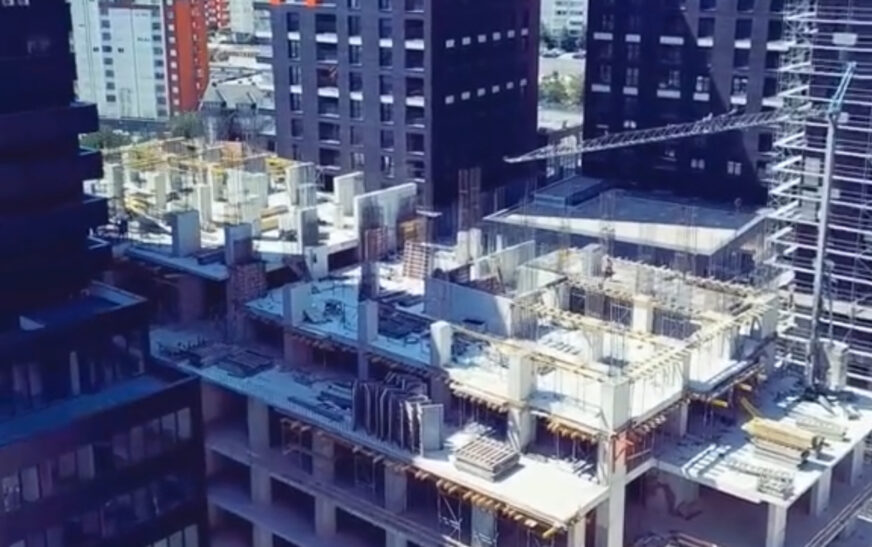 Mijëra banesa të pabanuara në Kosovë, ndërsa çmimet vazhdojnë të rriten