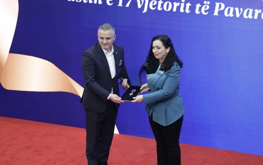 Presidentja Osmani dekoron familjen Jashari: Shteti i Kosovës nuk e harron sakrificën më sublime të historisë sonë moderne