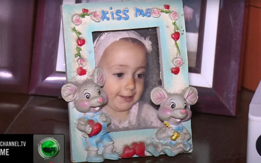 Që në rreshtat e para të letrës fliste për bullizmin”, prindërit e adoleshentes që u vetëvra flasin mes lotësh: Ishte kampione shahu, mësuesit thoshin është si engjëll