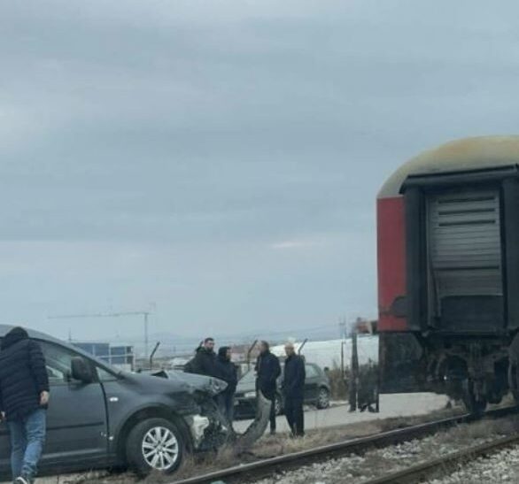 Aksident në Fushë Kosovë, treni godet veturën