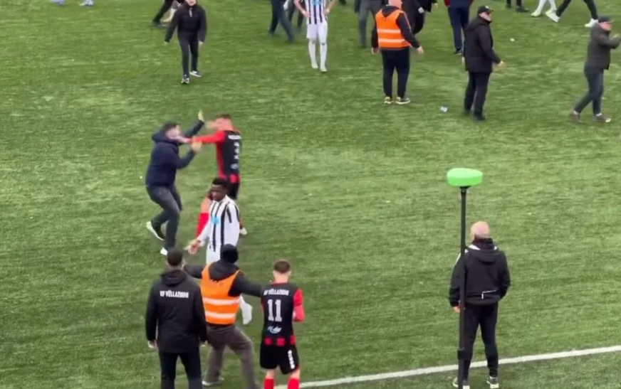 Përleshje fizike dhe tensione në futbollin kosovar, tifozët e Lirisë sulmojnë futbollistët e Vëllaznimit