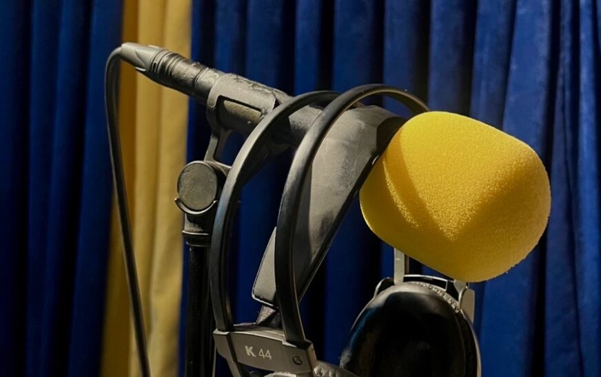 Pse Duhet të Dëgjohen Radiot? Rëndësia dhe Përfitimet e Radios në Kohët Moderne