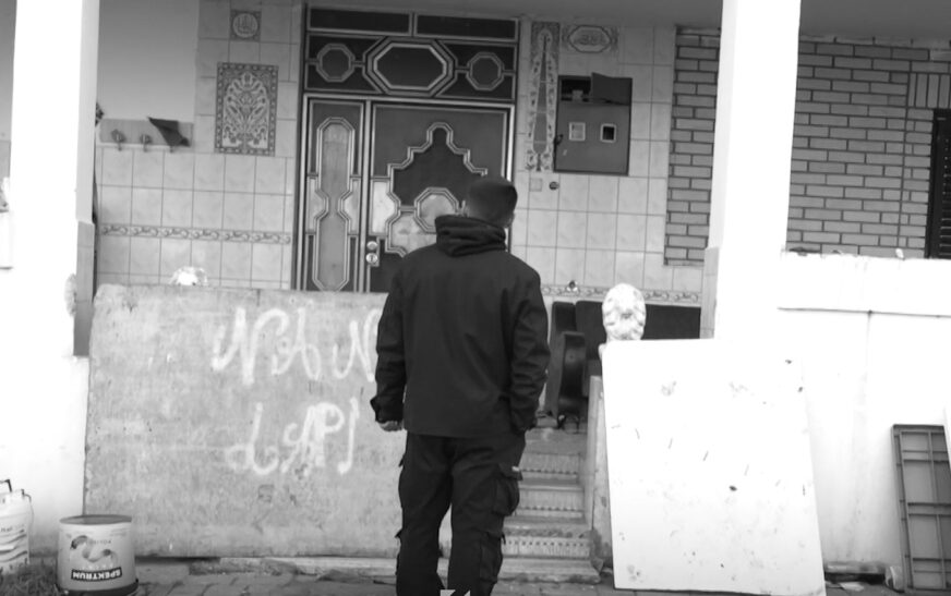 Xhaxhai në Pejë e lë nipin në rrugë, ia merr hisen (VIDEO)