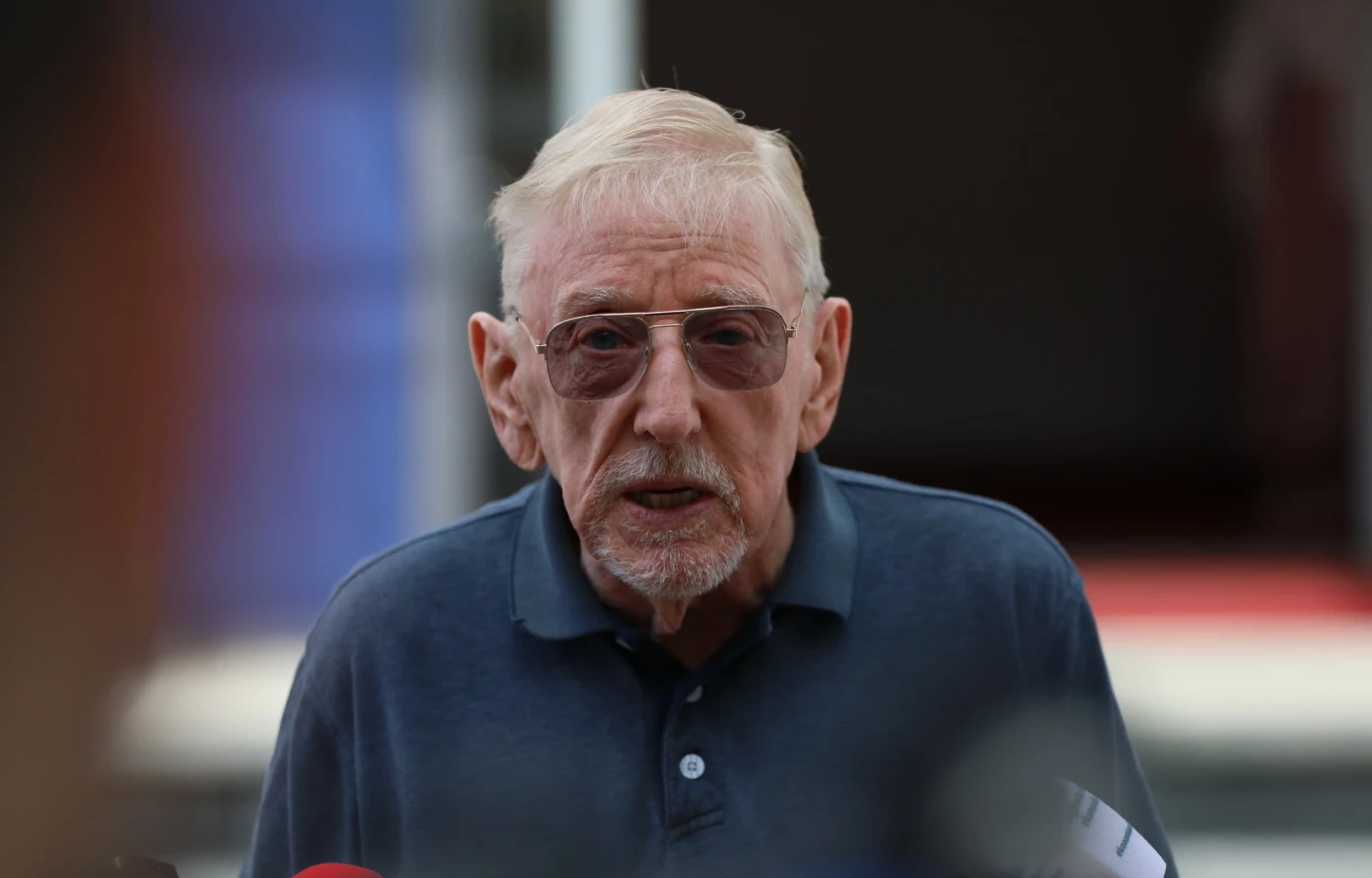 Walker: Flamurin e UÇK-së e mbaj në dhomë të ndejës në Uashington