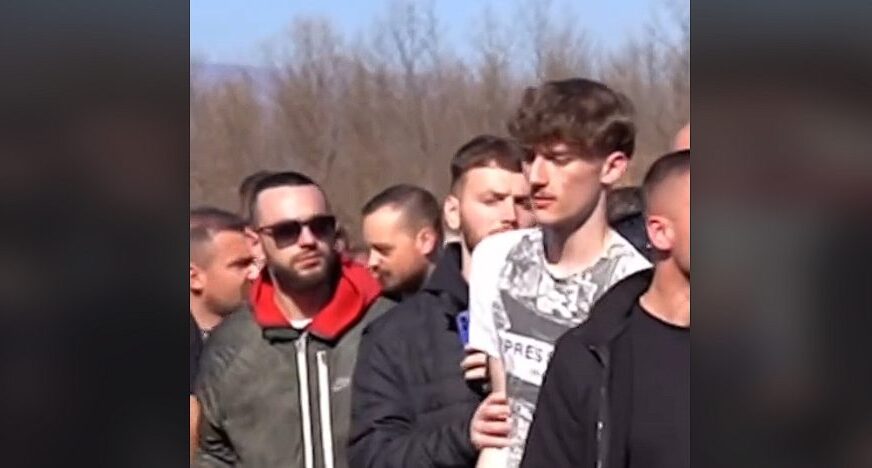 Dalin pamje të reja: Ja si u fut në sherr djali i Unikalit në varrimin e xhaxhait