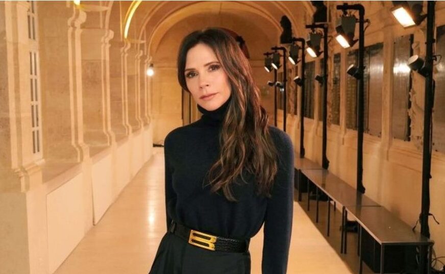 Victoria Beckham tregon si të veshim një super minifund në të 50-at