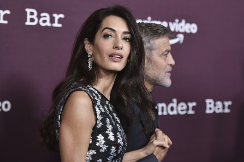 Për ju që s’jeni gati për xhinset e ngushta: Amal Clooney veshi modelin e përkryer