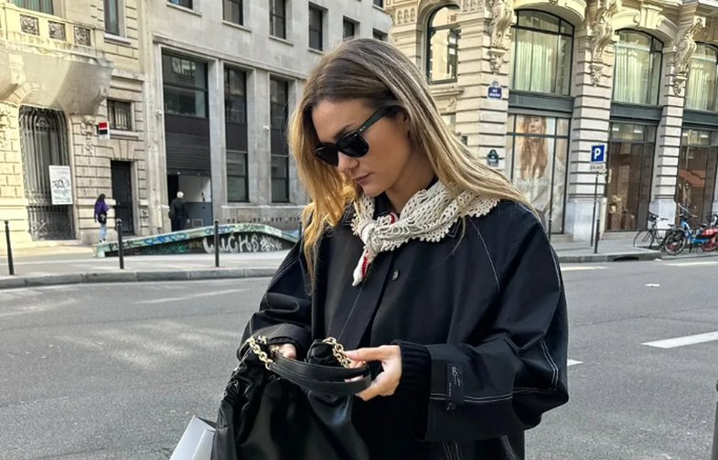 Në Paris, vajzat plot stil s’po i ndahen këtij trend-i të përjetshëm