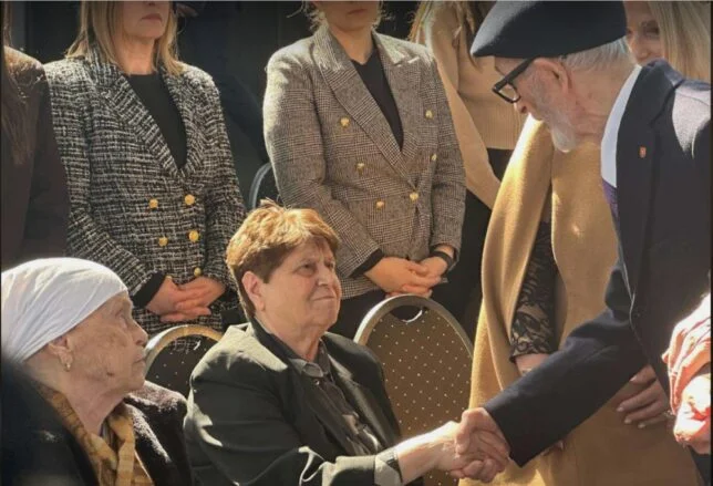 Rexhep Qosja shkon për ngushëllime te familja Thaçi në Skenderaj