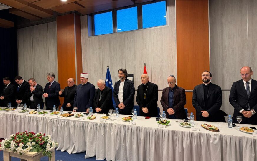 Prishtina shtron iftar në katedrale