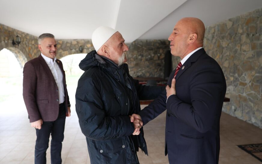 Bekim Jashari nderon dëshmorët e Gllogjanit në 27-vjetorin e Epopesë së Dukagjinit