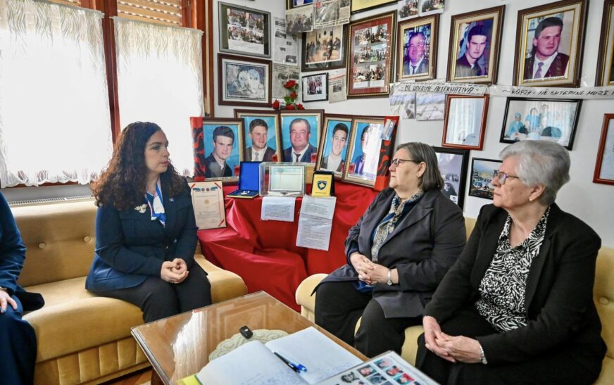 Osmani takon nënën Ferdonije në 26-vjetorin e rrëmbimit të djemve dhe burrit të saj: Dhimbjen e ka shndërruar në forcë